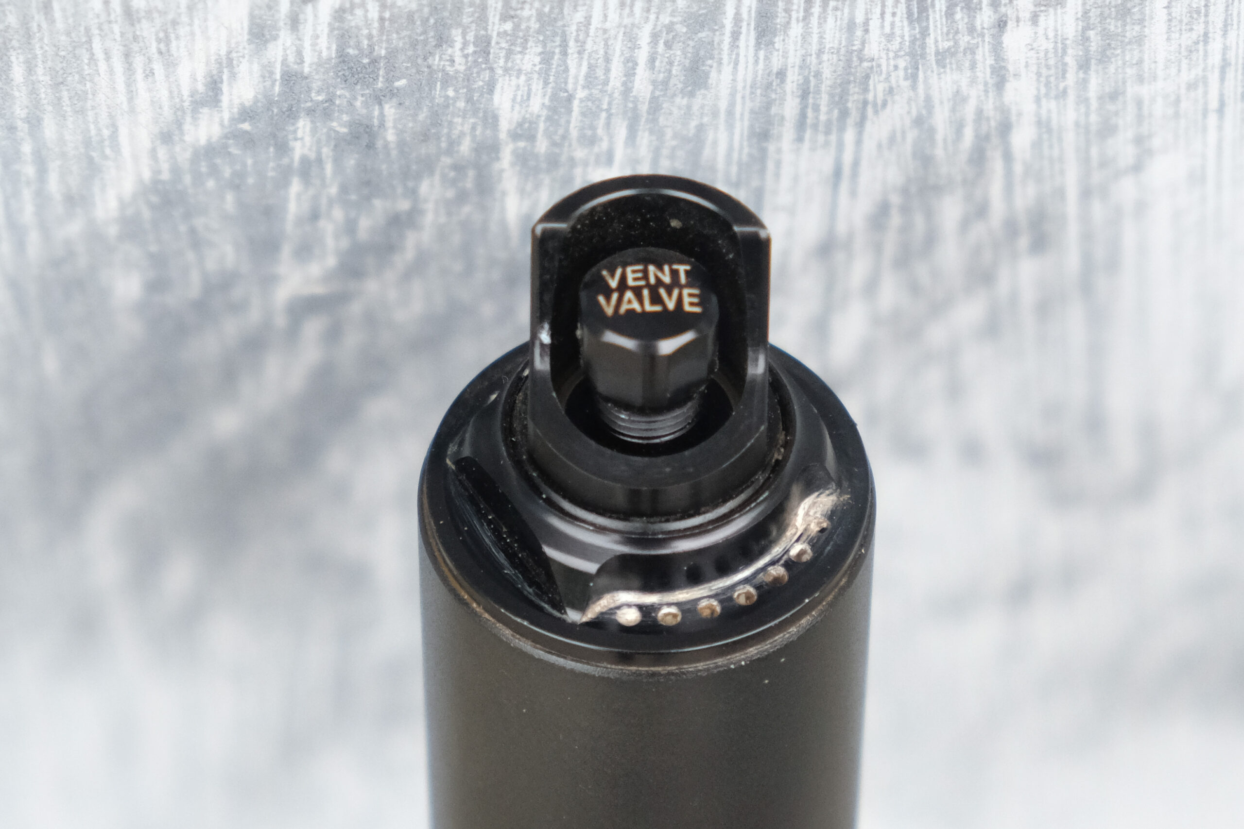 RockShox Reverb AXS valve