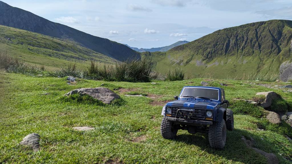 Mountain Biker Drives 4×4 To Snowdon Summit To Cheers From Walkers